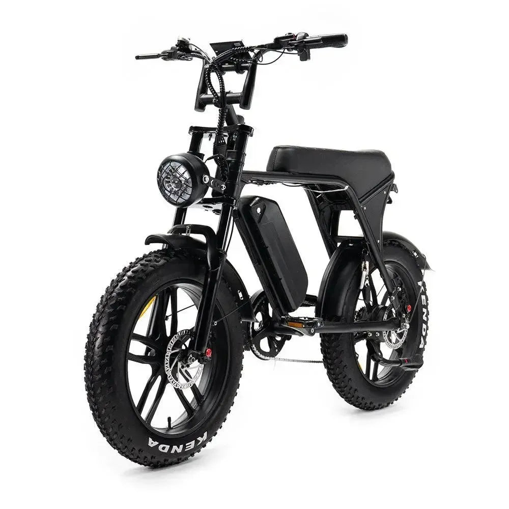 Ouxi V8 2025 Fatbike in Schwarz, schräge Vorderansicht von links mit rundem Scheinwerfer und Rahmenakku