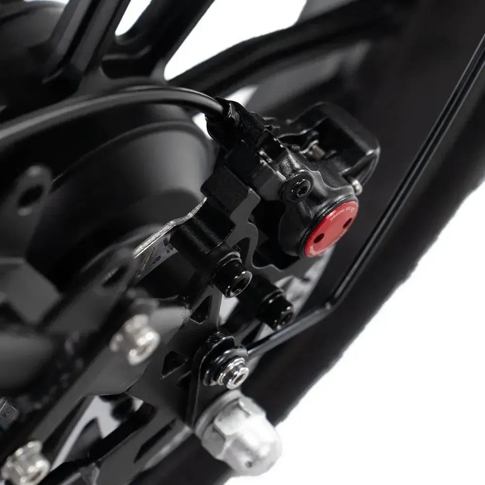 Ouxi V8 2025 Fatbike in Schwarz, Detail der Scheibenbremse mit Bremssattel am Rad