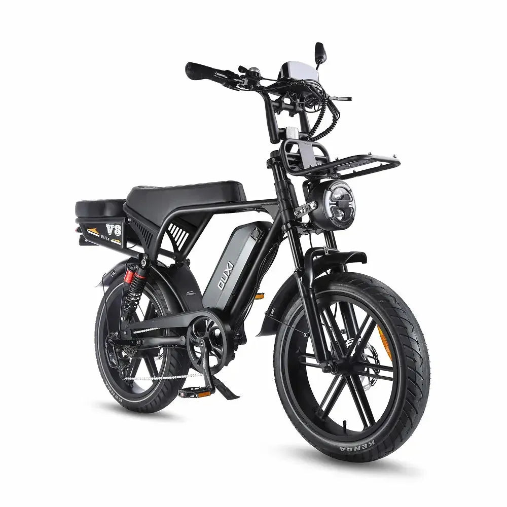 Ouxi V8 Ultra Fatbike in Schwarz, schräge Vorderansicht mit rundem Scheinwerfer, Frontgepäckträger und breiten Reifen