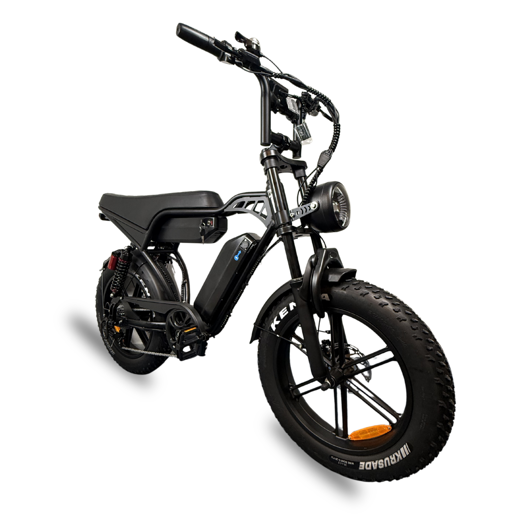 QMWheel V29 Pro Doppelakku Fatbike in Schwarz, schräge Frontansicht mit rundem Scheinwerfer und breiten Kenda-Reifen