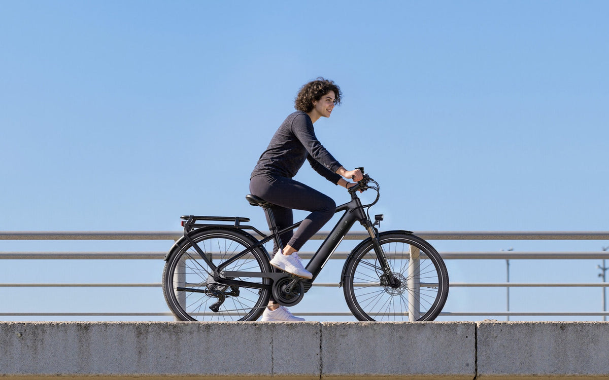 Qreate City Pro-A e-bike in zwart, onderweg in de stad