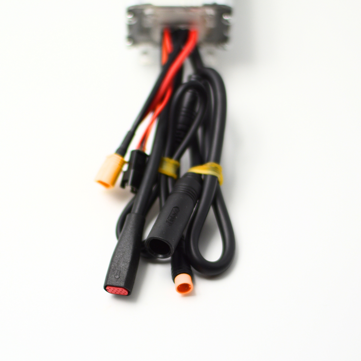 Ouxi Q8 controller begrensd 21A, foto 3: zijkant behuizing