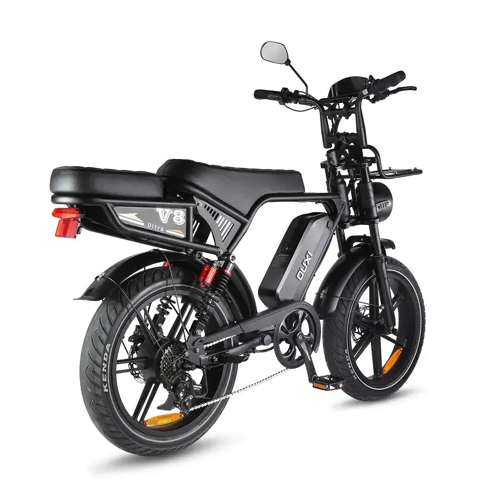 Ouxi V8 Ultra Fatbike in Schwarz, schräge Rückansicht mit Rücklicht, Hinterradfederung und V8-Rahmenplakette