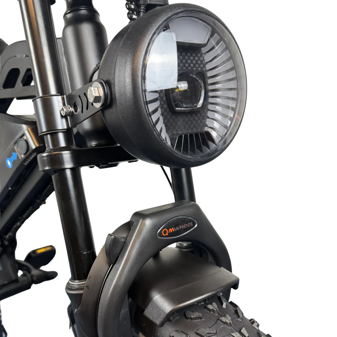 QMWheel V29 Pro Doppelakku Fatbike in Schwarz, Nahaufnahme des runden Scheinwerfers und des vorderen Schutzblechs