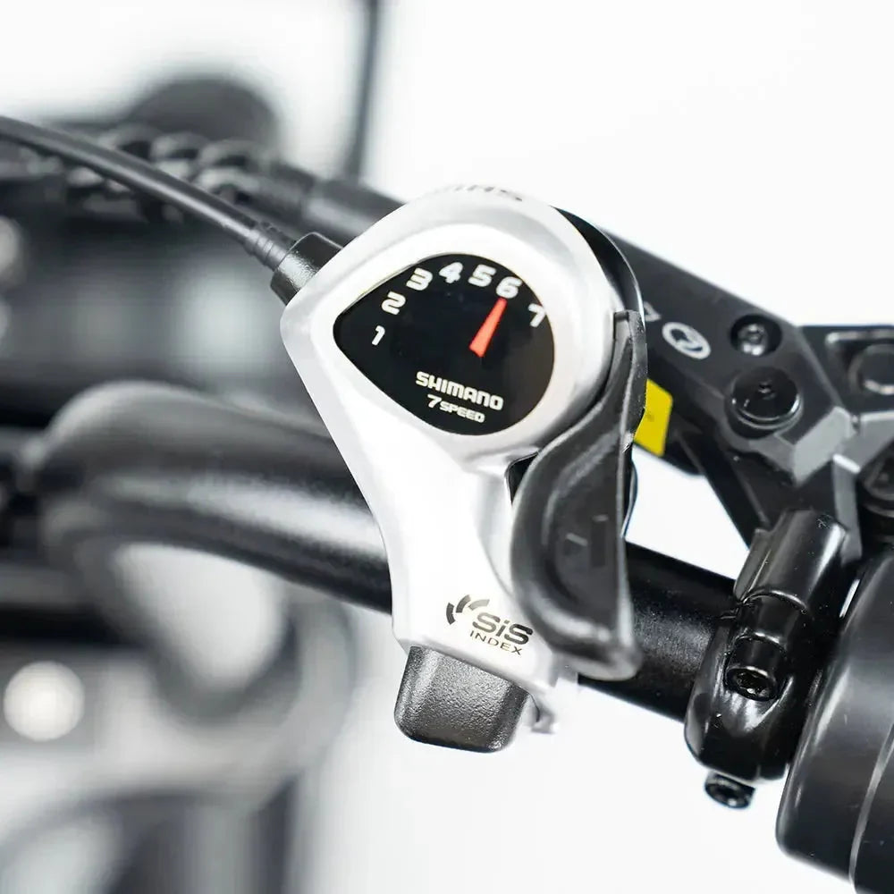 QMWheel V29 Pro Doppelakku Fatbike in Schwarz, Nahaufnahme des Shimano 7-Gang-Schalthebels am Lenker