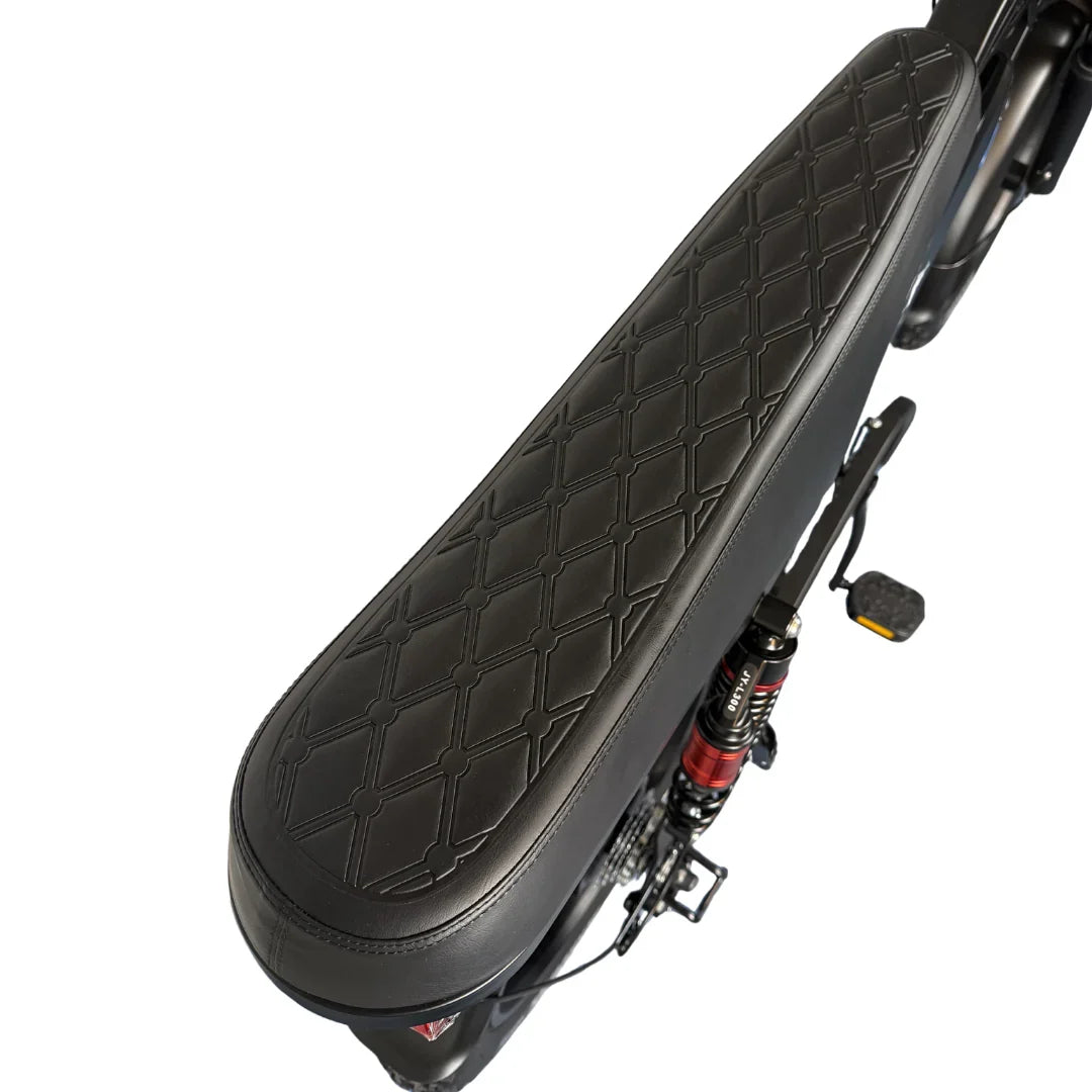 QMWheel V29 Pro Doppelakku Fatbike in Schwarz, Draufsicht auf den langen Sattel mit Rautenmuster